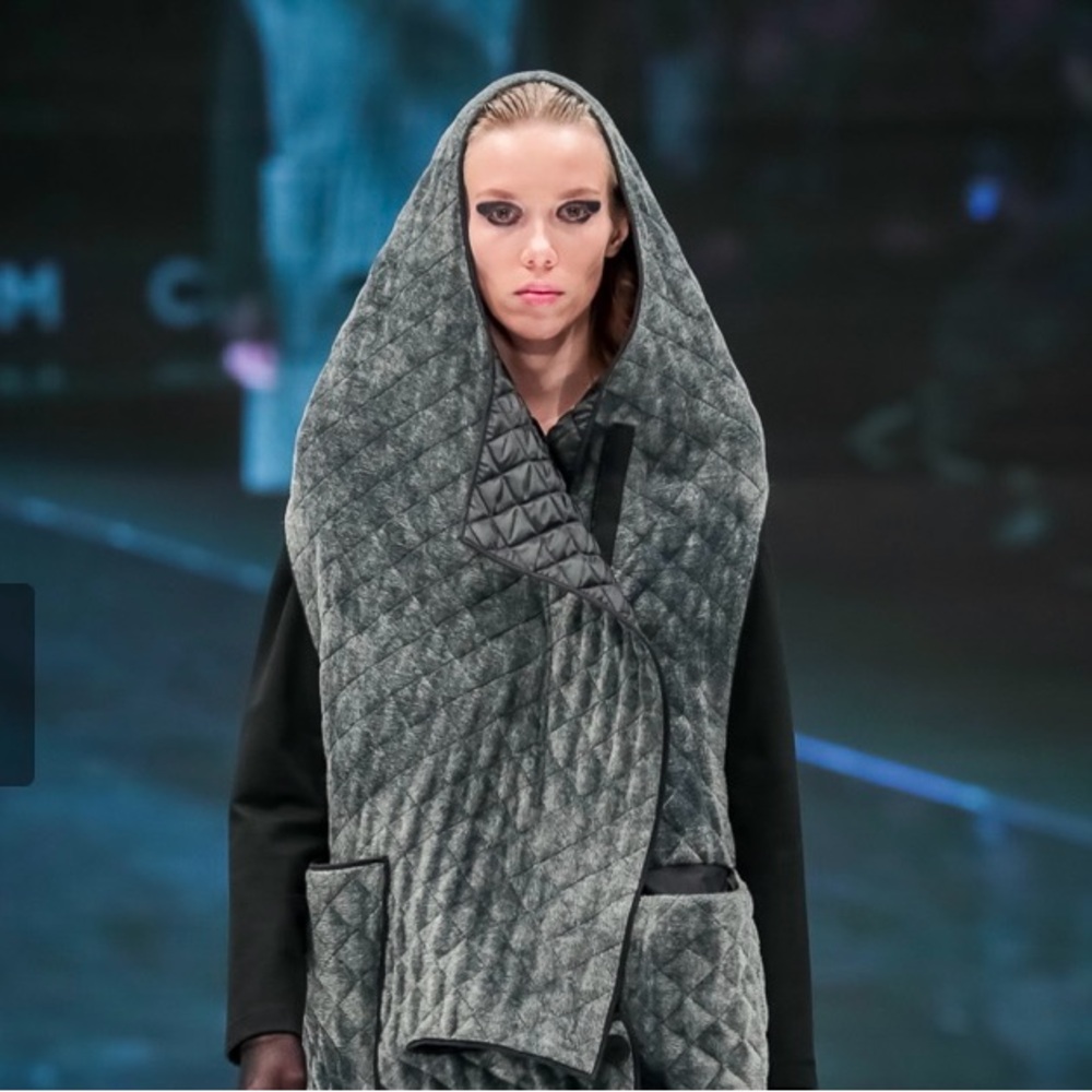 Chic Black and Gray Hooded Vest - Picture 3 of 6